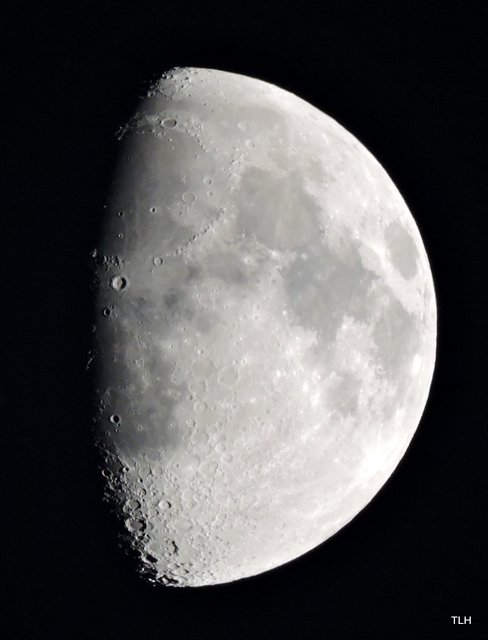 Close-up photo of the moon with Coolpix P600 camera.